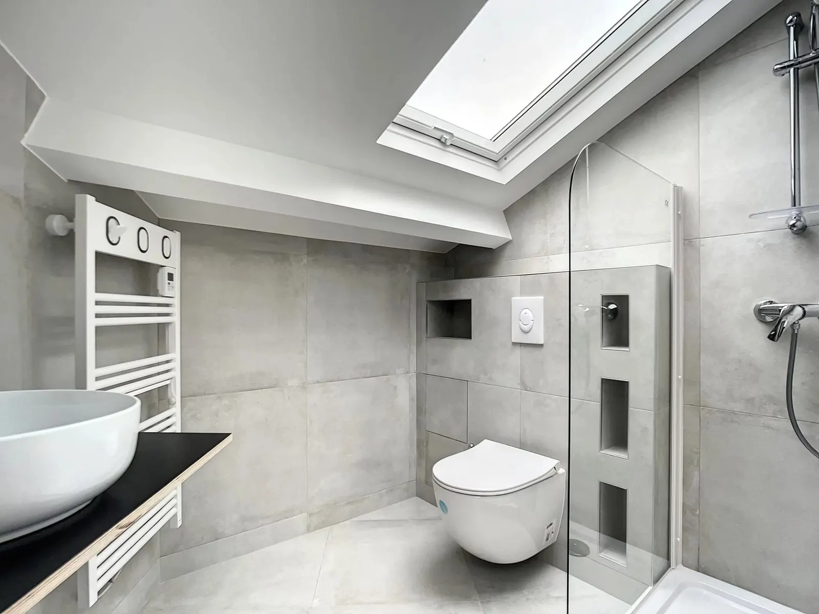 Verrière et patio végétalisé d'un appartement parisien