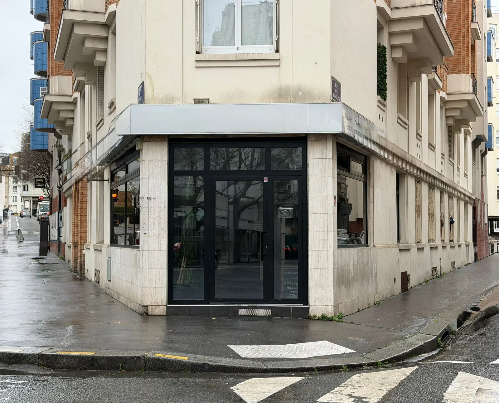Local Commercial d’Angle   Extraction 380 Mm   20 M de Vitrine   Paris 20e — photo 1