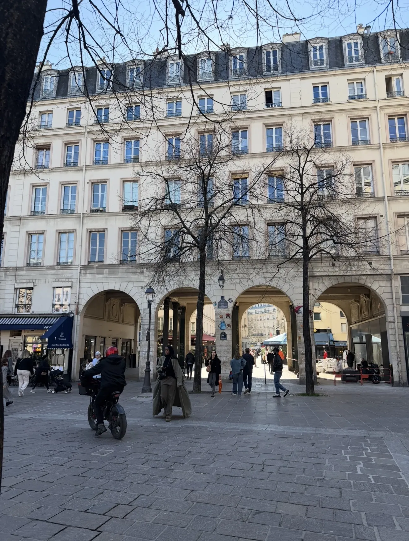 Châtelet les Halles Rue À Très Fort Flux Piéton | Local Commercial 90 M2 — photo 1