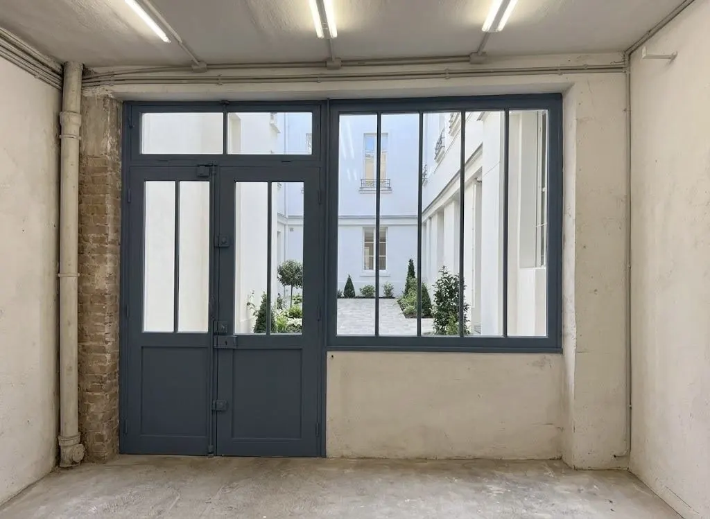 Atelier / Boutique Rare sur Voie Privée, Proche Métro Place de Clichy — photo 1