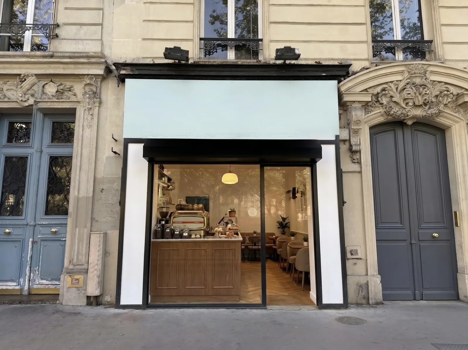 Axe Voltaire   Vitrine 4 M   Local Commercial À Louer — photo 1