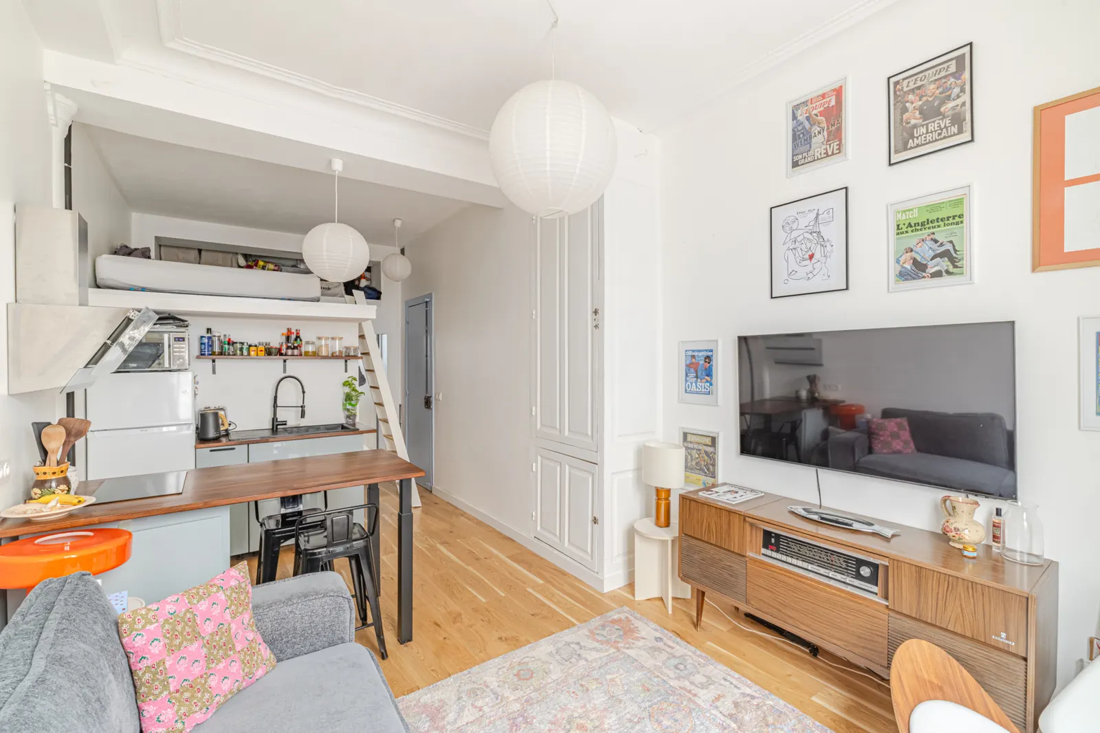 Très Beau Studio Rénové Avec Mezzanine — photo 3